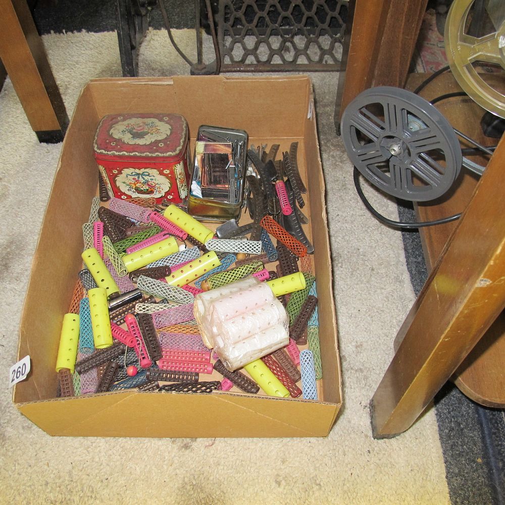 Lot 260: Box of hair curlers 