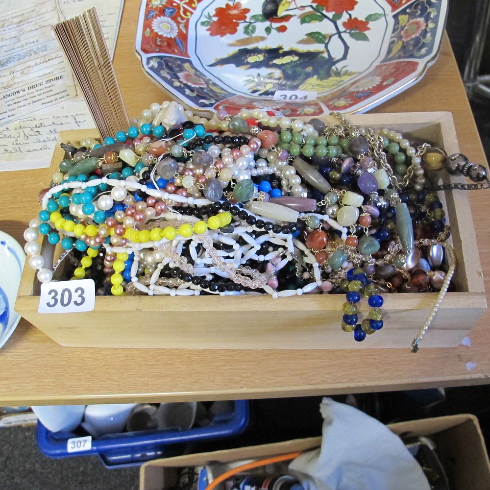 Lot 303: Box of misc costume jewellery 