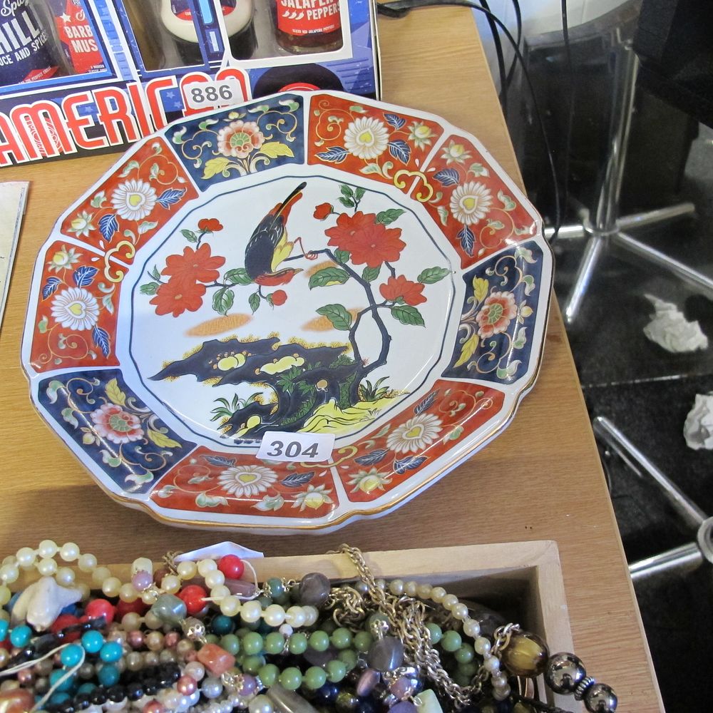 Lot 304: Large Japanese bird motif ceramic plate 