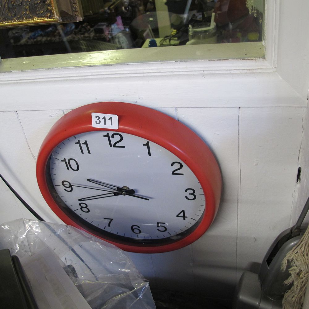 Lot 311: Wall hanging clap clinic clock 