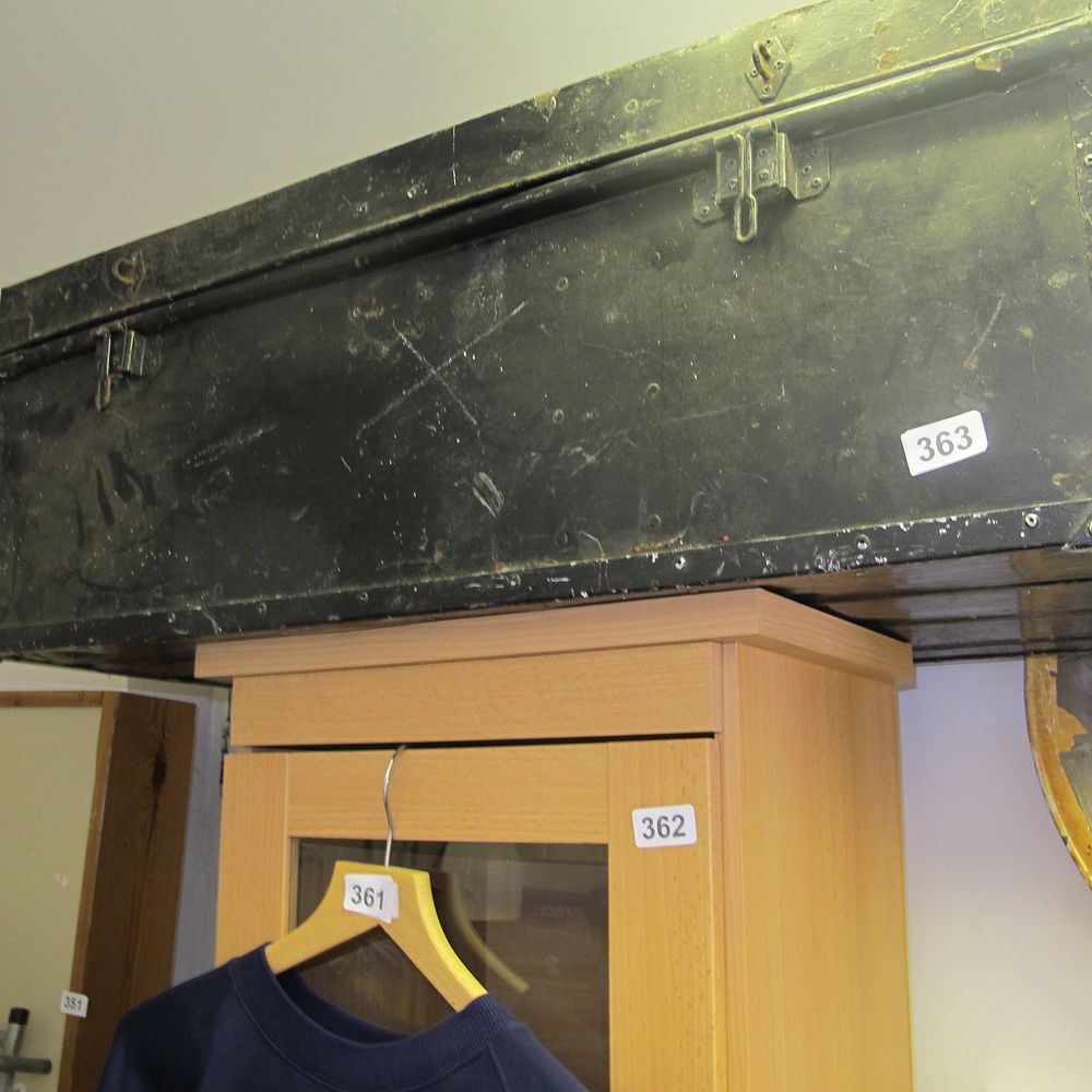 Lot 363: Metal trunk 