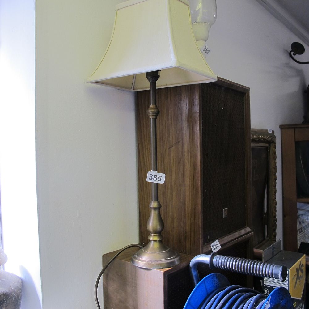 Lot 385: Table lamp with shade
