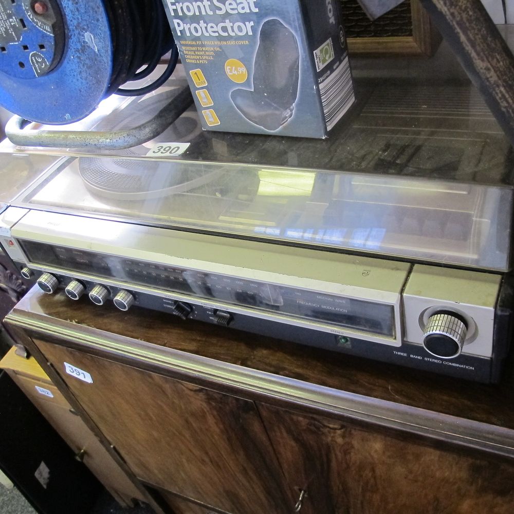 Lot 390: Vinyl player ***