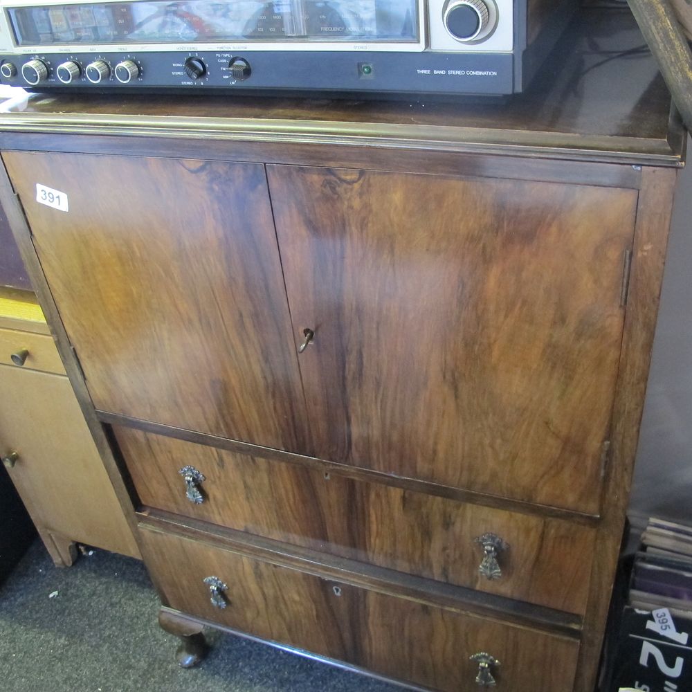 Lot 391: Veneer c abinet with key and drawers 