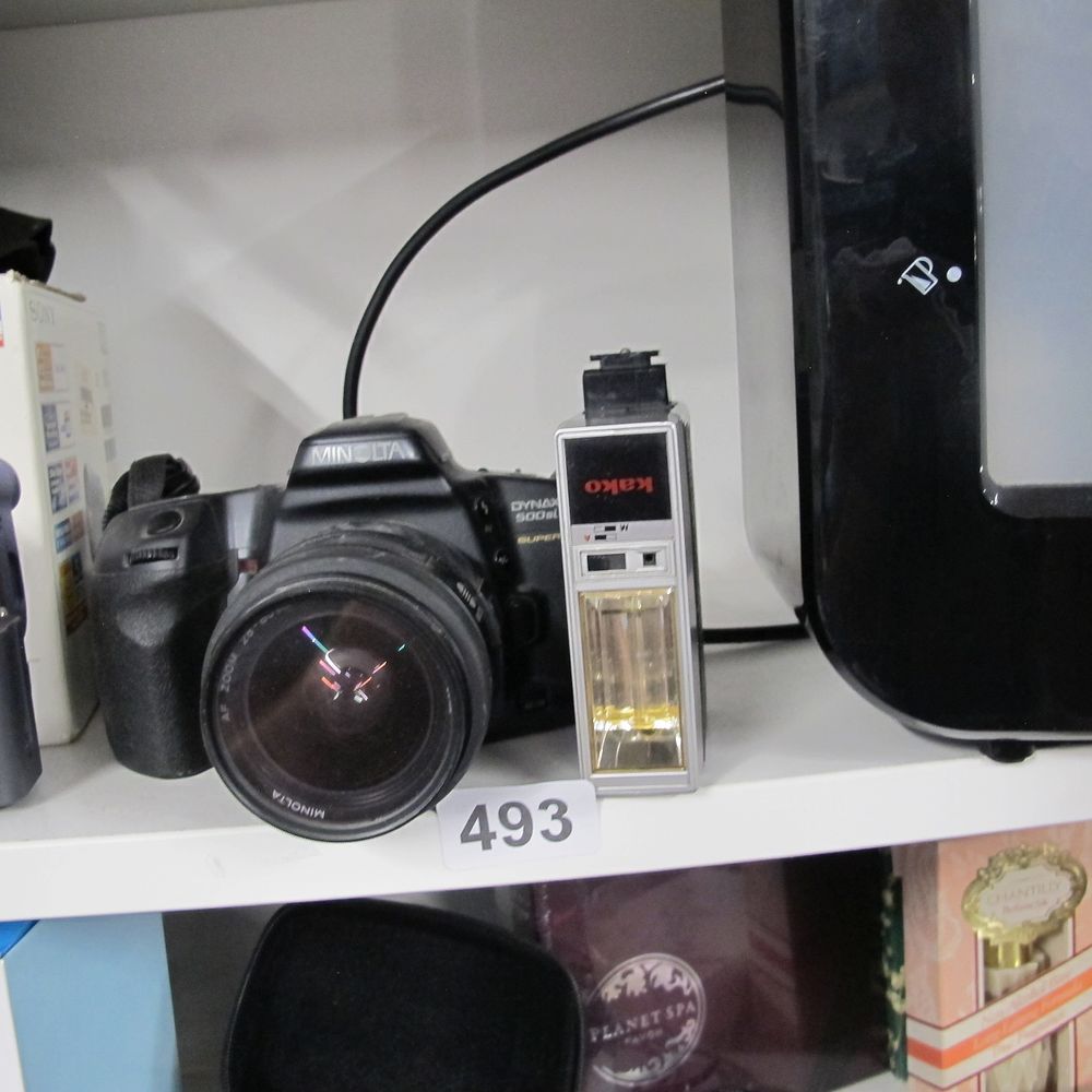Lot 493: 35mm Minolta SLR camera and flash gun