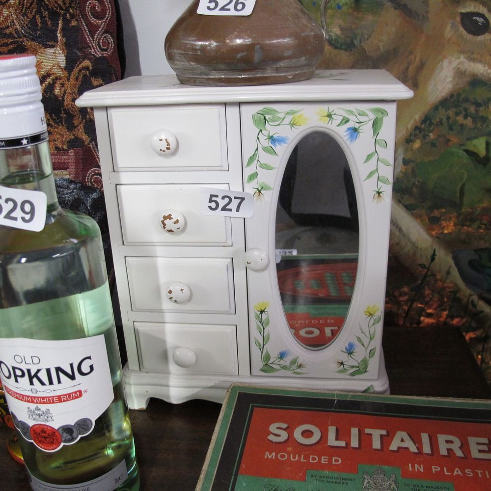 Lot 527: Pretty jewellery cabinet for table top