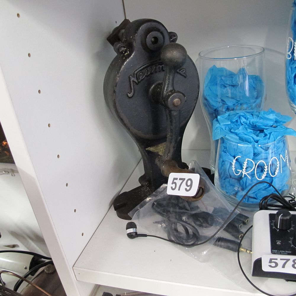 Lot 579: Vintage mincer