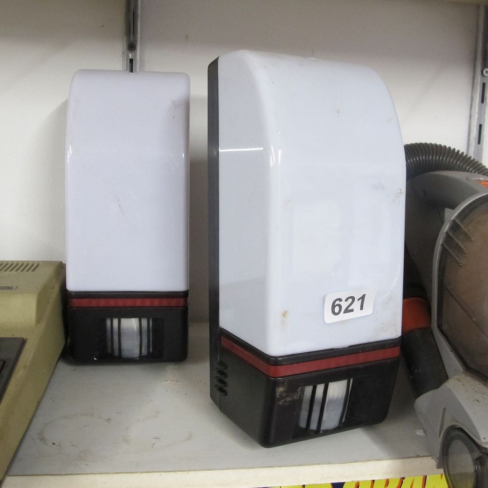 Lot 621: PIR sensor wall lights
