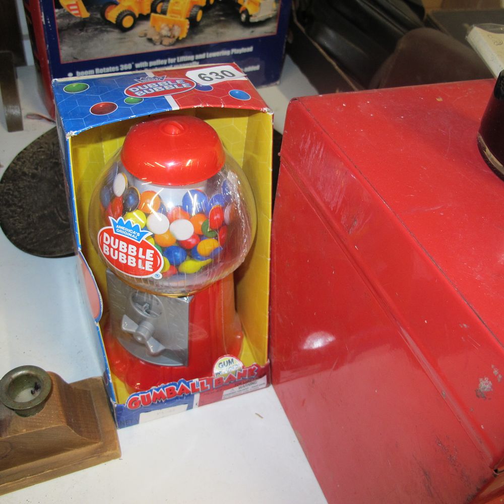 Lot 630: Bubble gum dispenser