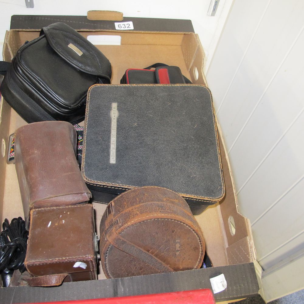 Lot 632: Box of misc leather small cases