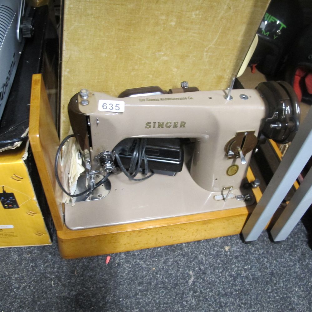 Lot 635: Electric Singer sewing machine