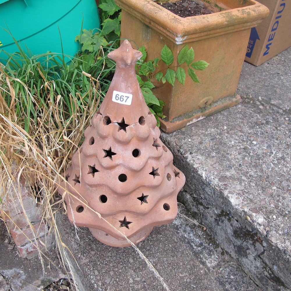 Lot 667: Stone christmas tree ornament does have a crack...