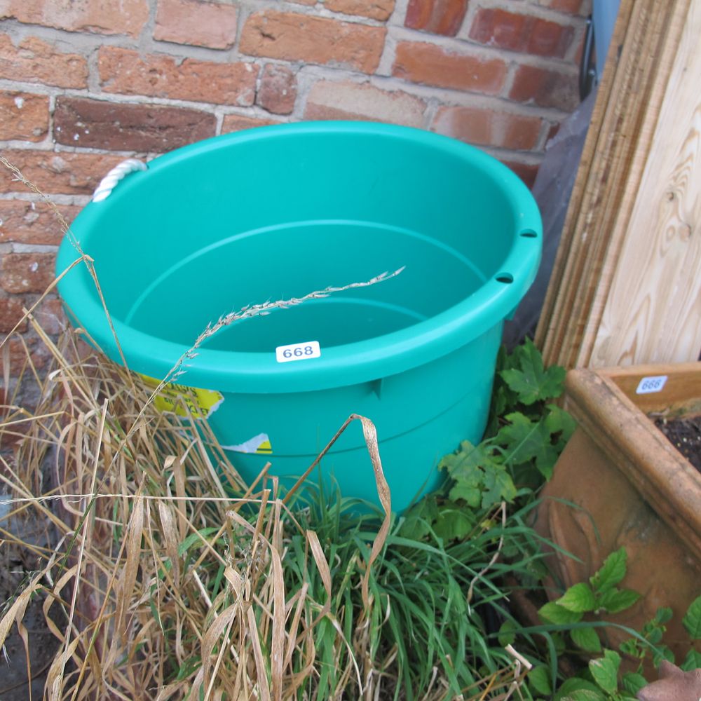 Lot 668: Water bucket tub