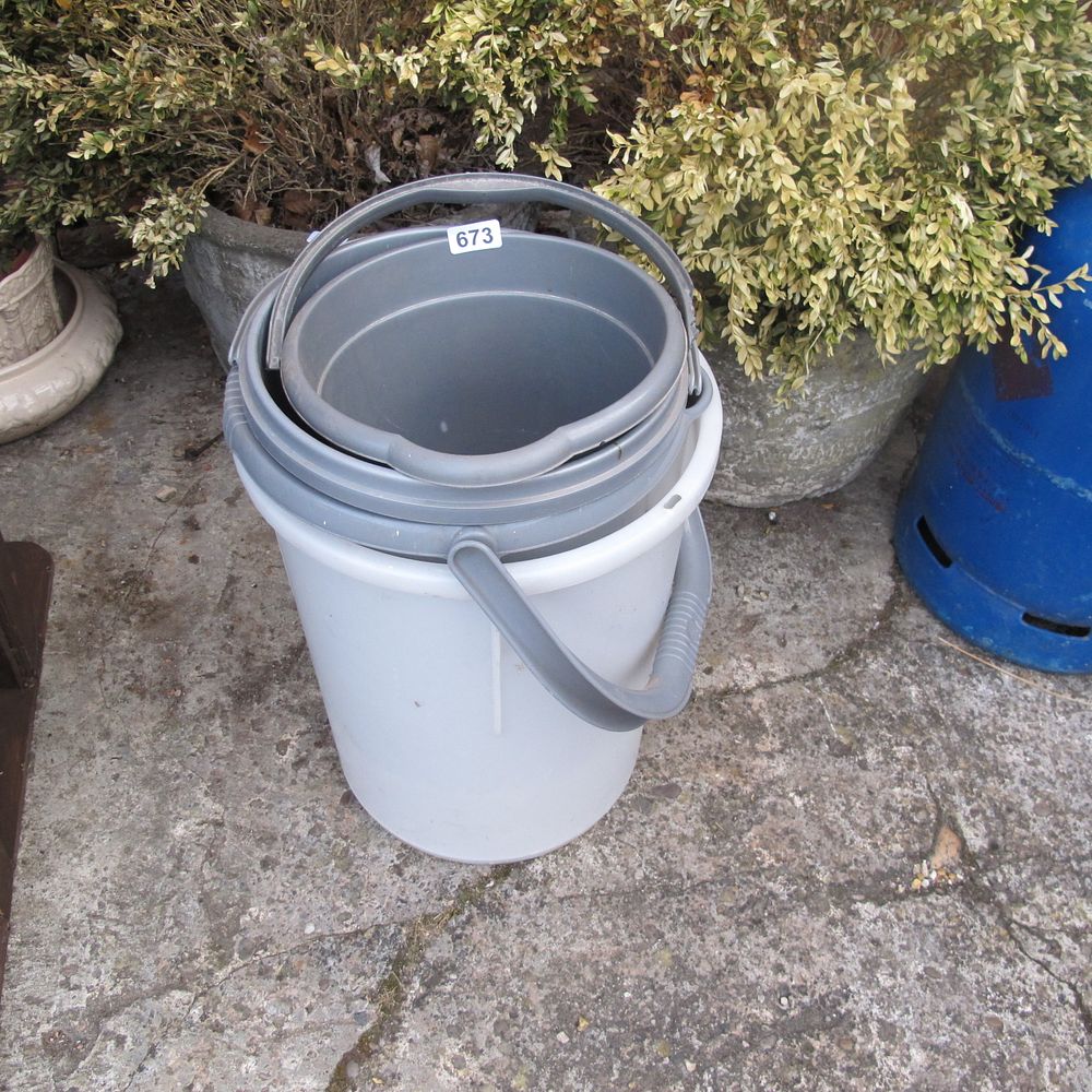 Lot 673: 4 plastic buckets