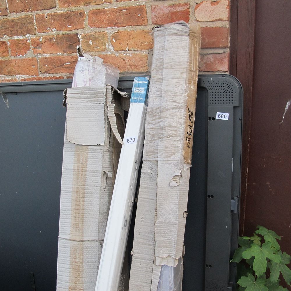 Lot 679: fluorescent light fittings