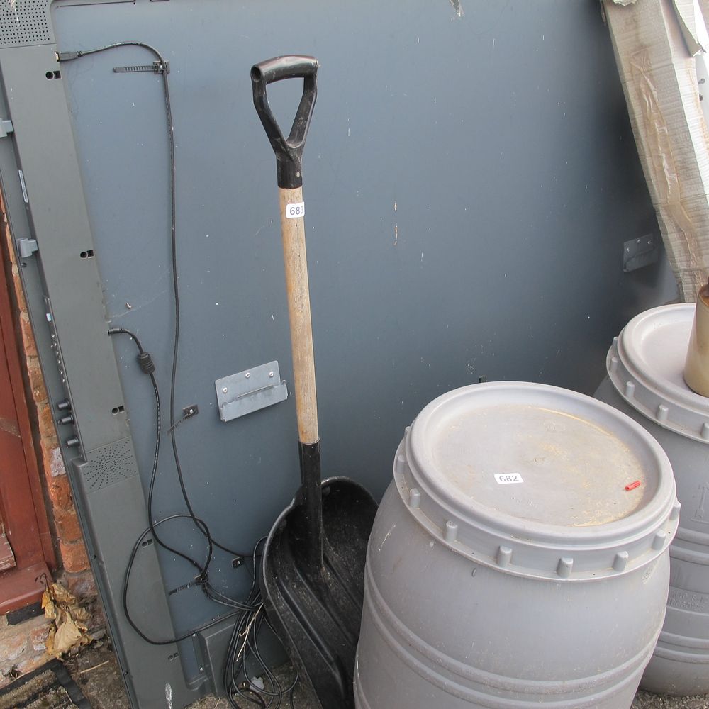 Lot 683: snow and leaf shovel