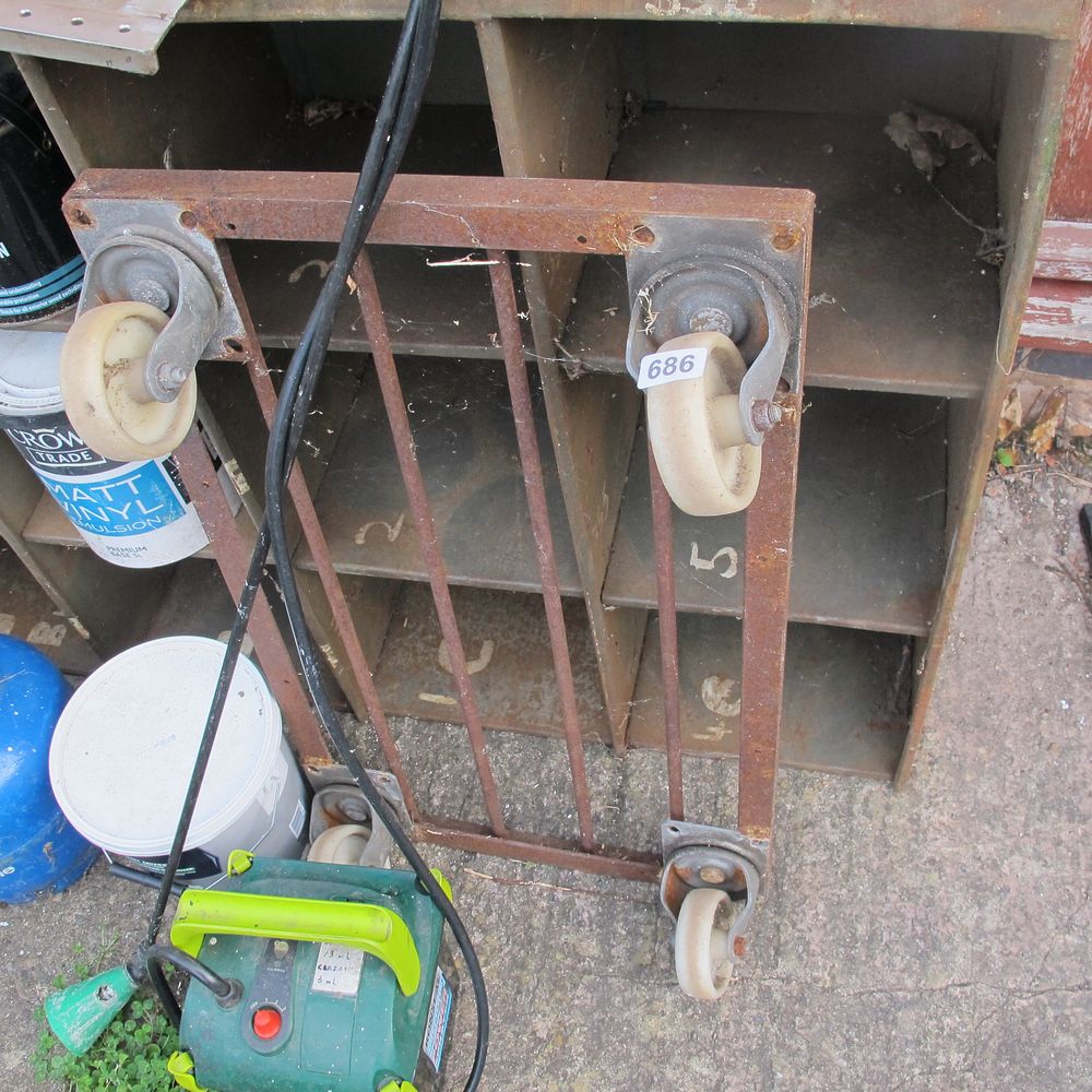 Lot 686: metal wheel base
