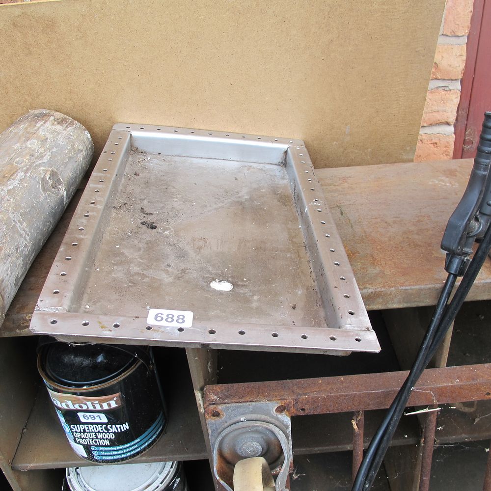 Lot 688: metal liquid drainage sink