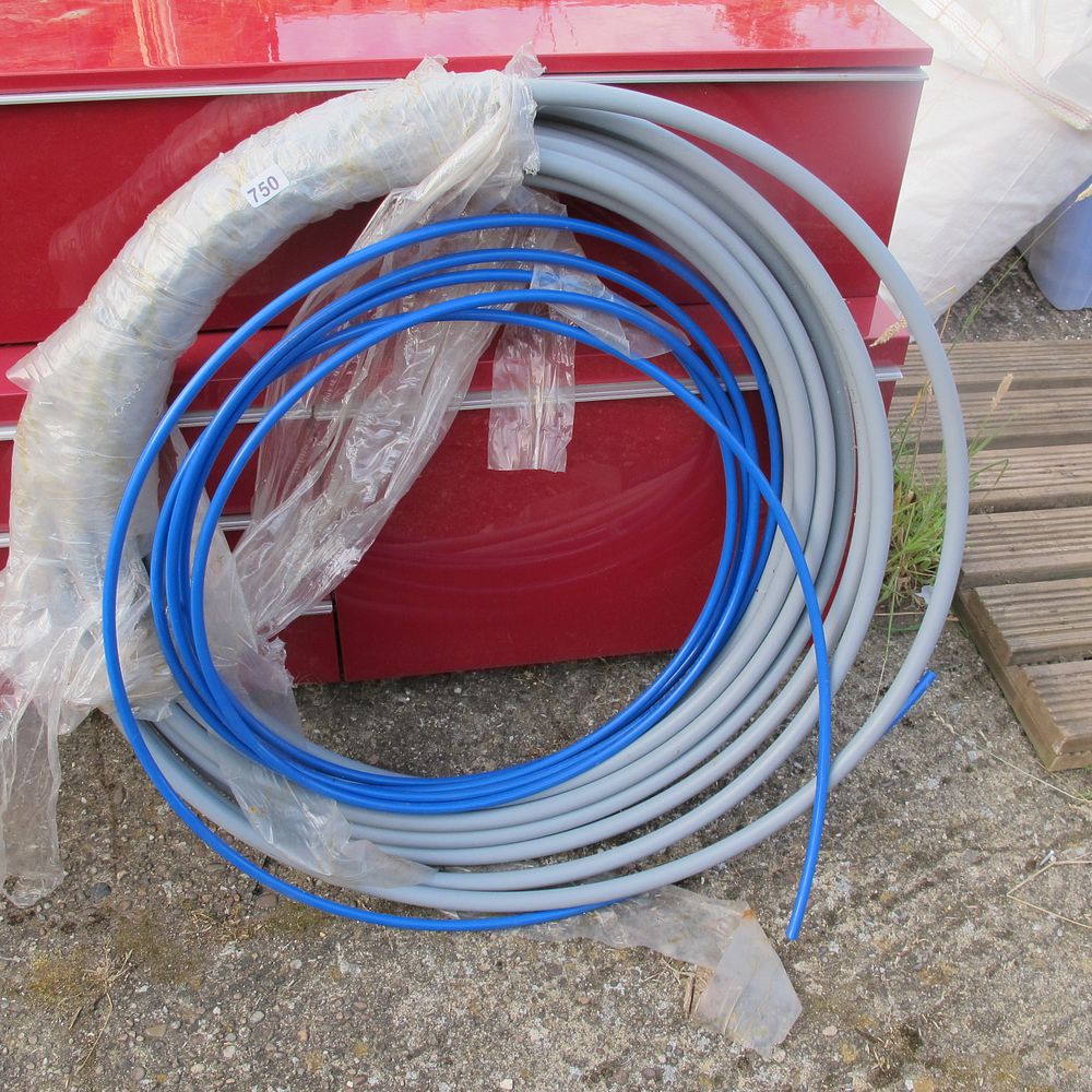 Lot 750: Reel of water pipe