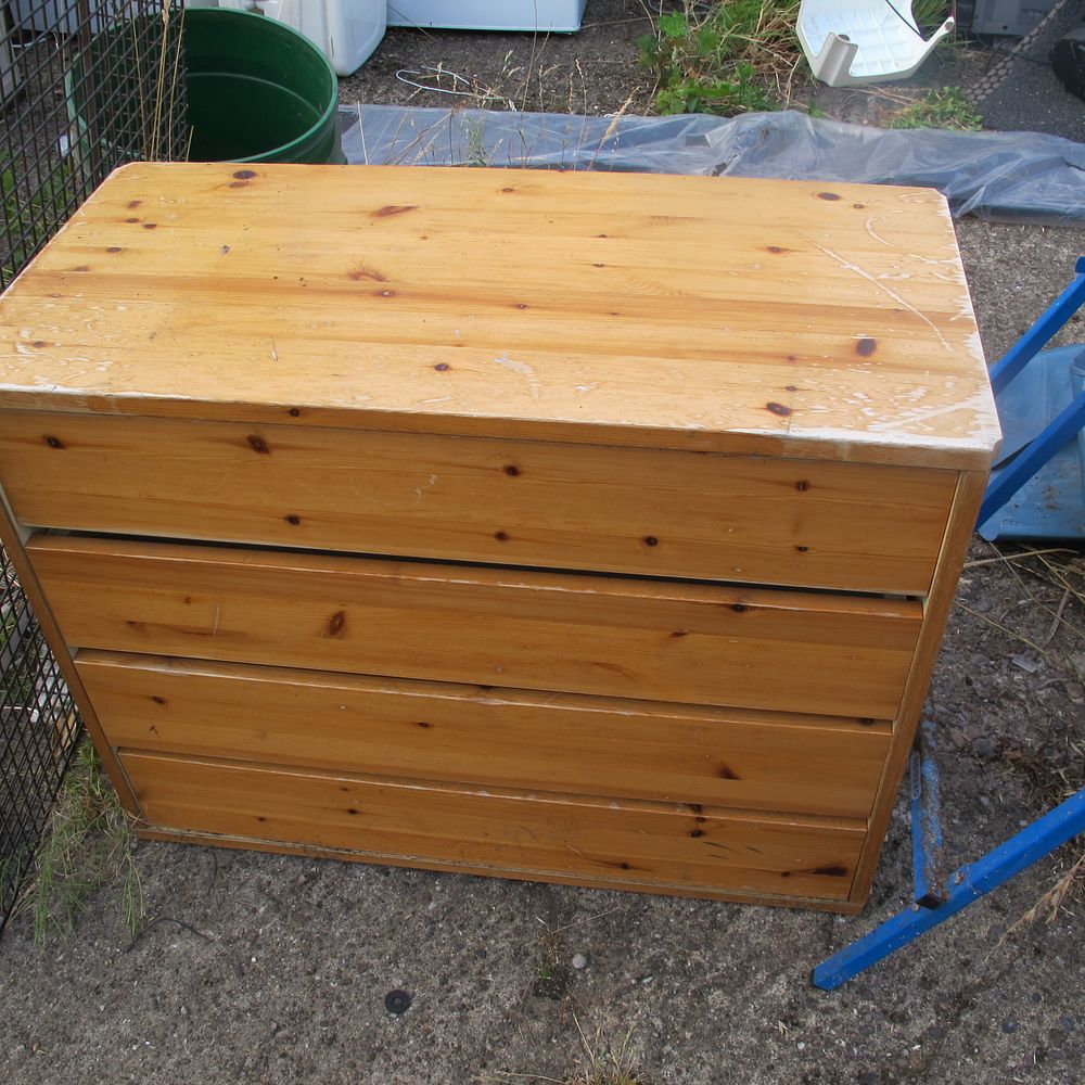 Lot 752: Chest of drawers