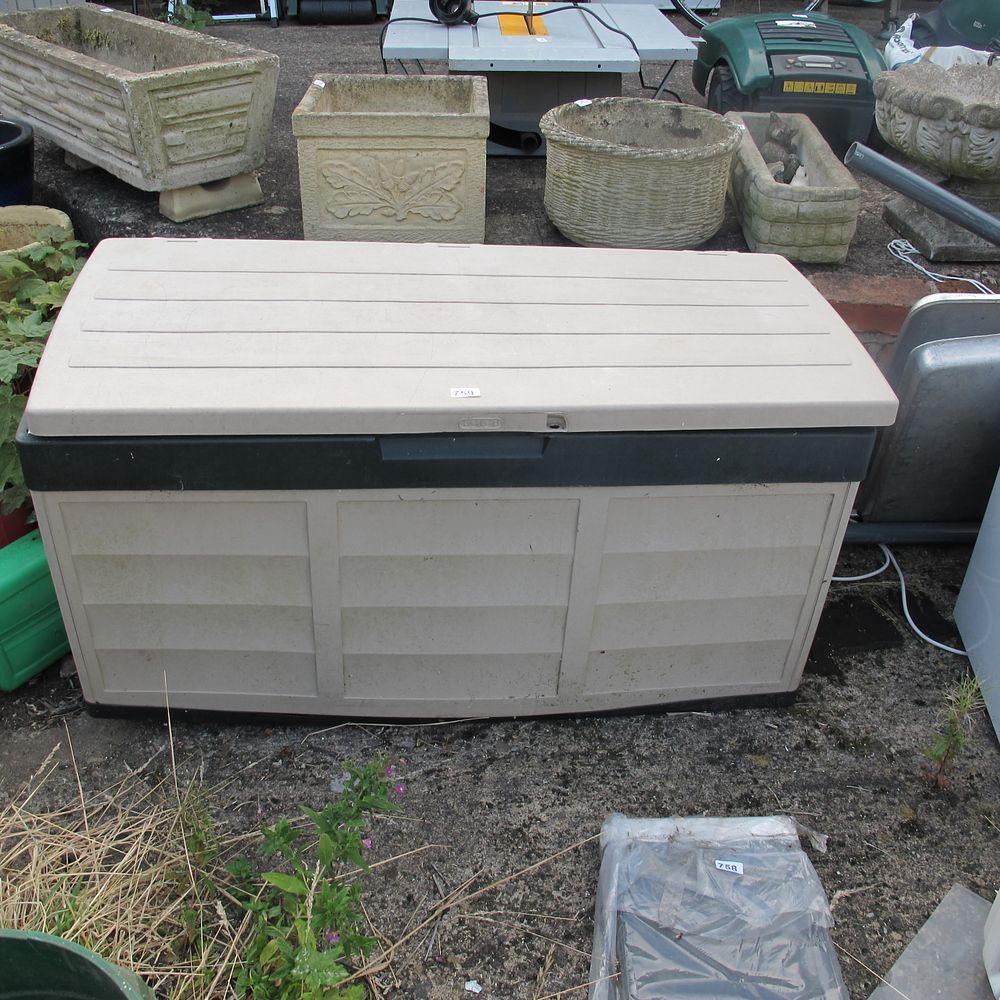 Lot 759: Garden tool chest