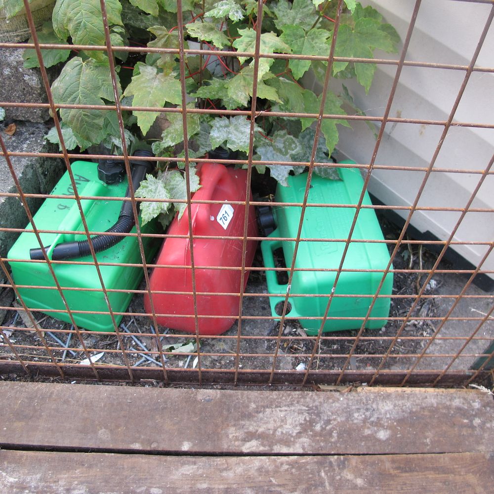Lot 761: 3 plastic carry cans petrol