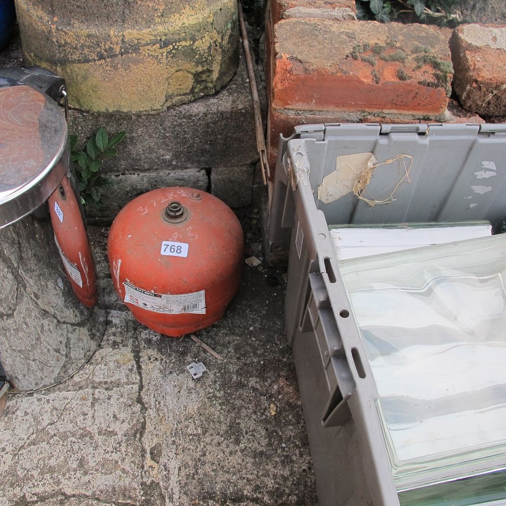 Lot 768: gas bottle