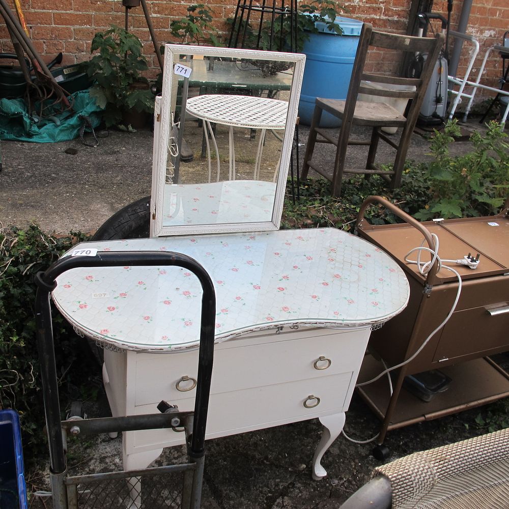 Lot 771: kidney shaped top dressing table with mirror