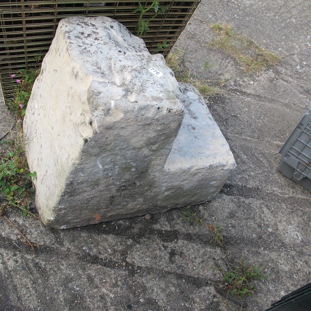 Lot 776: Stone mounting block