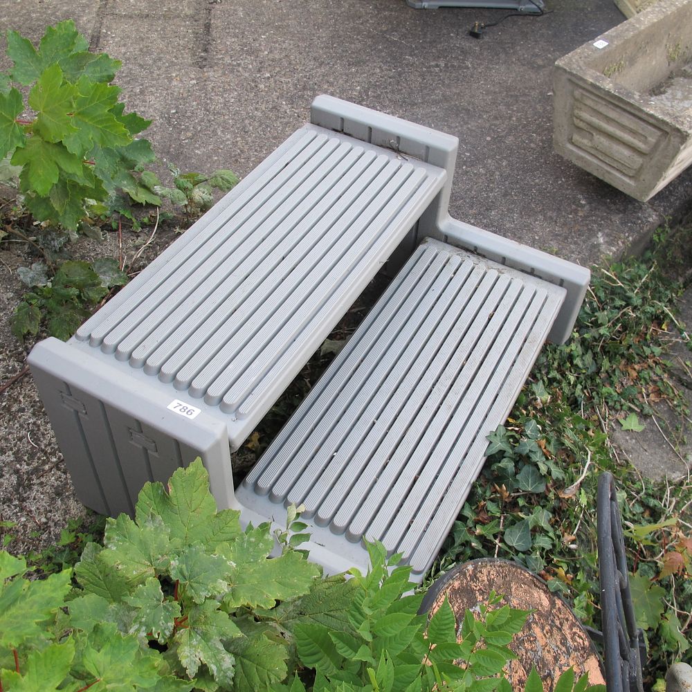 Lot 786: hot tub steps