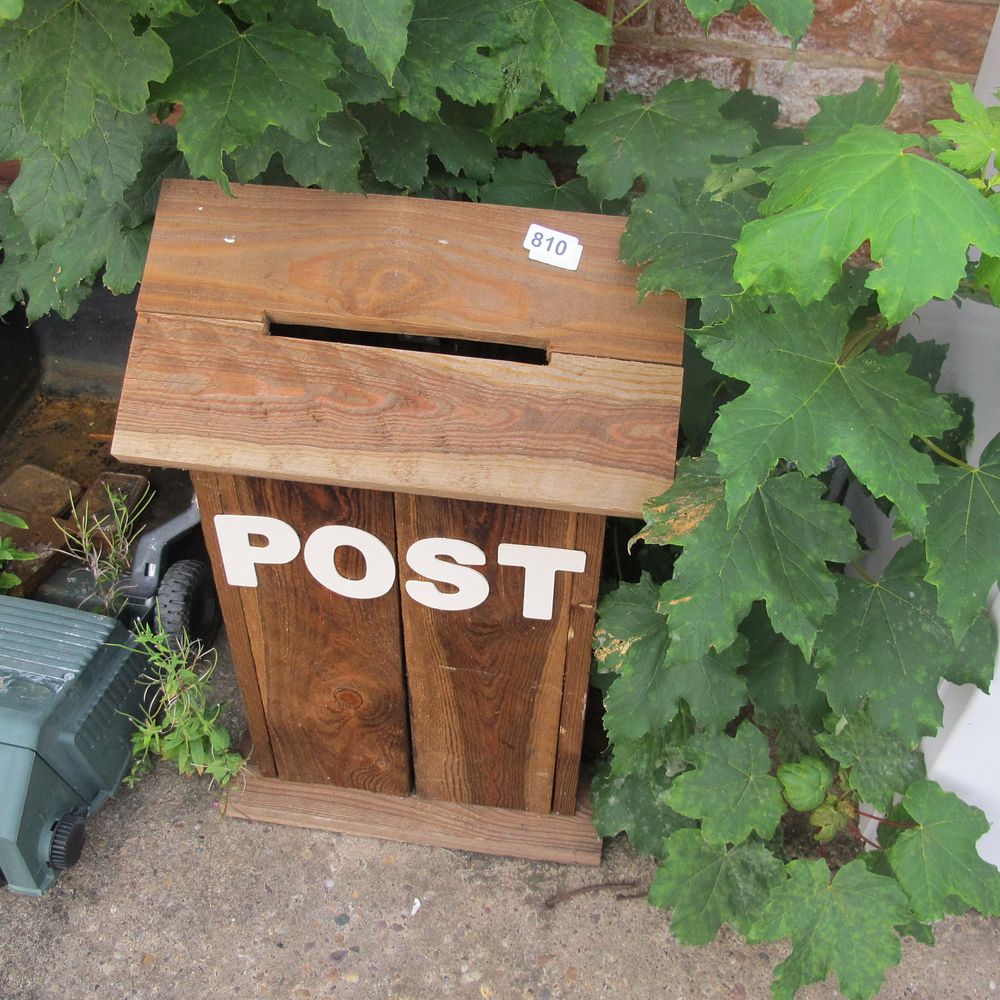 Lot 810: wooden post box