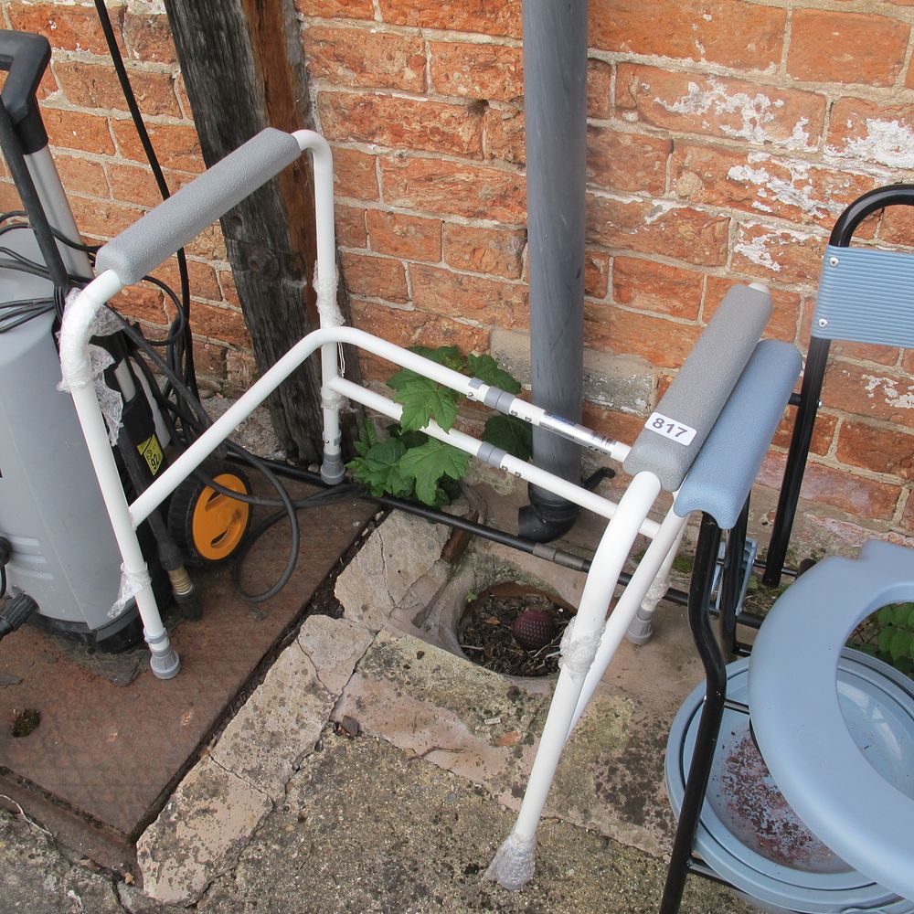 Lot 817: shitter push up frame