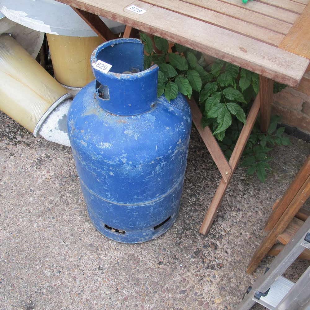 Lot 829: gas bottle