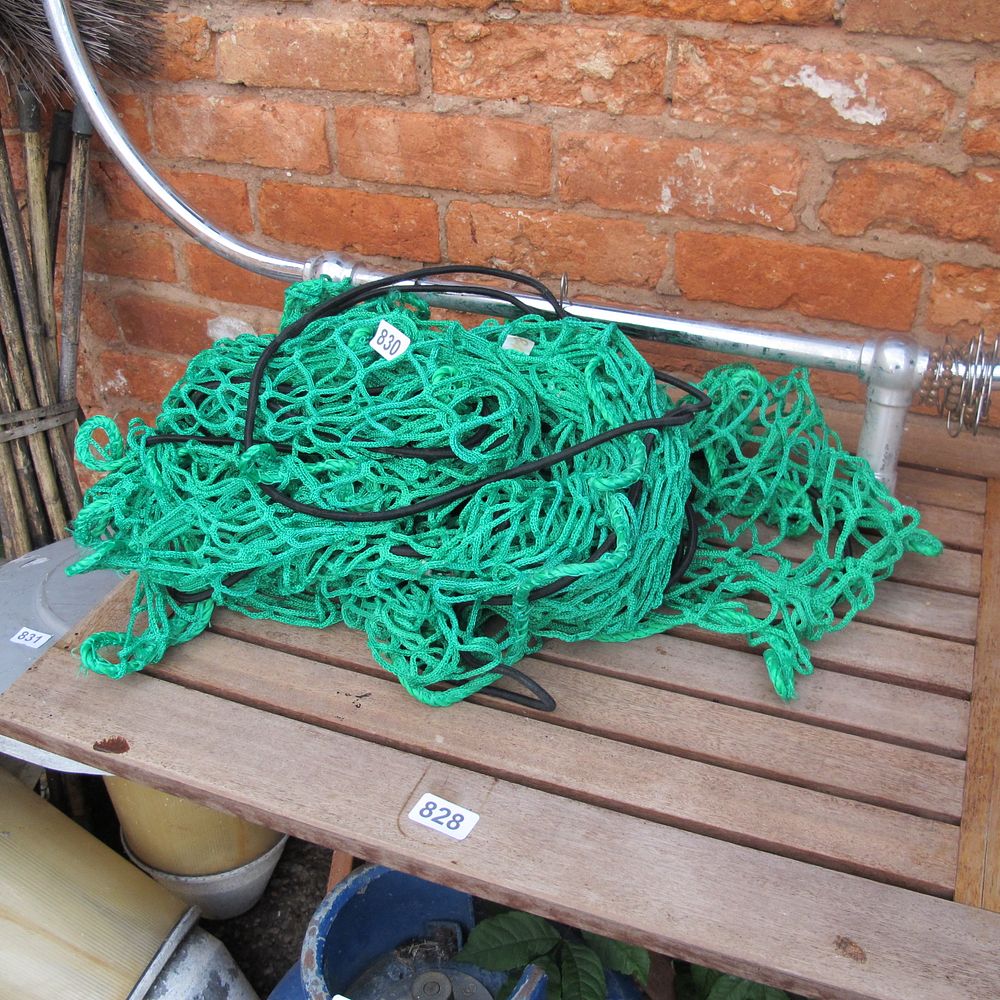 Lot 830: hay net