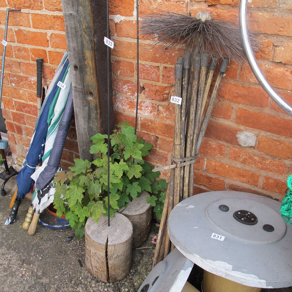 Lot 833: two entrance posts