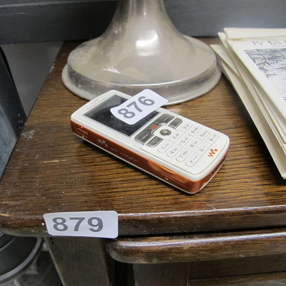 Lot 876: retro orange sony Ericsson 810i mobile phone