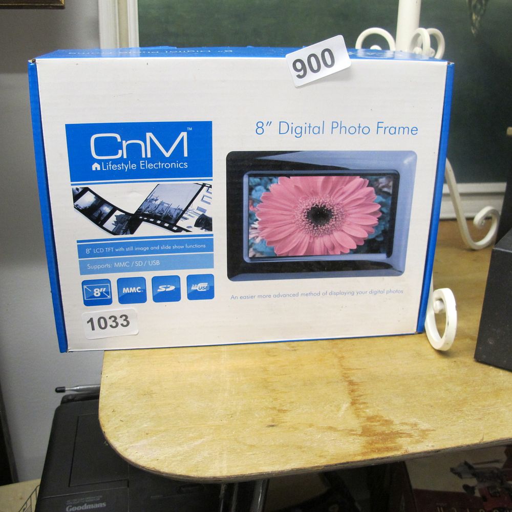 Lot 900: digital photo frame