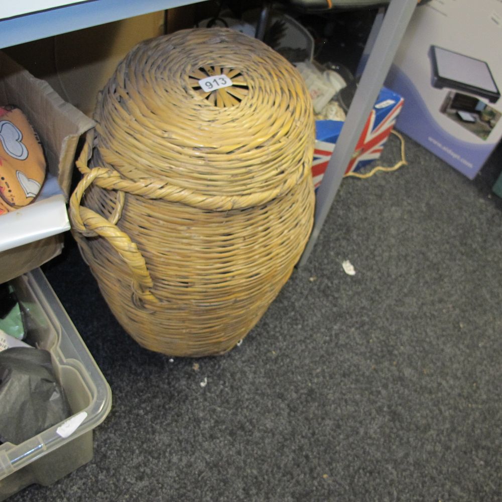 Lot 913: wicker laundry basket