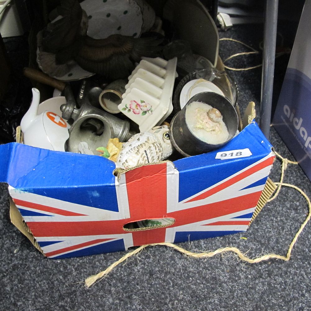 Lot 918: box of misc