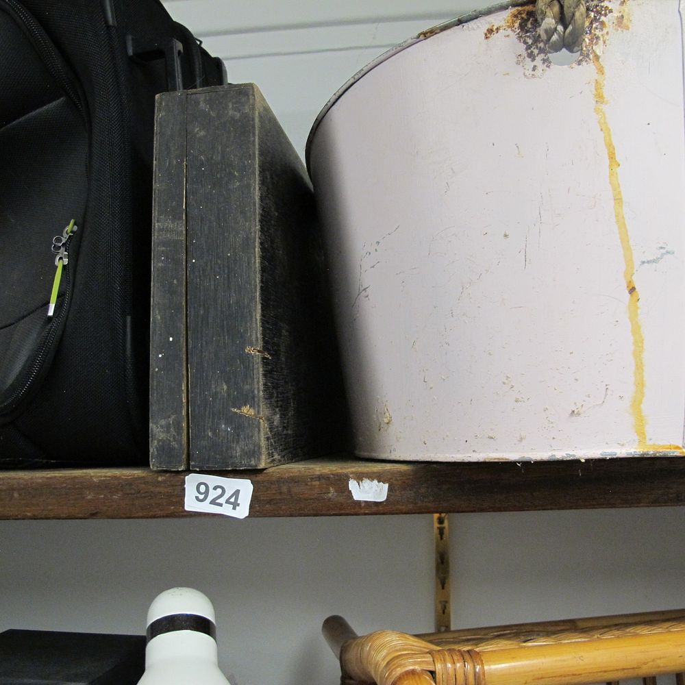 Lot 924: wood box