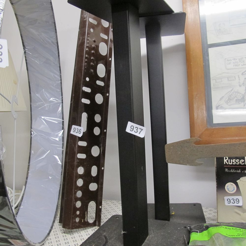 Lot 937: speaker stands