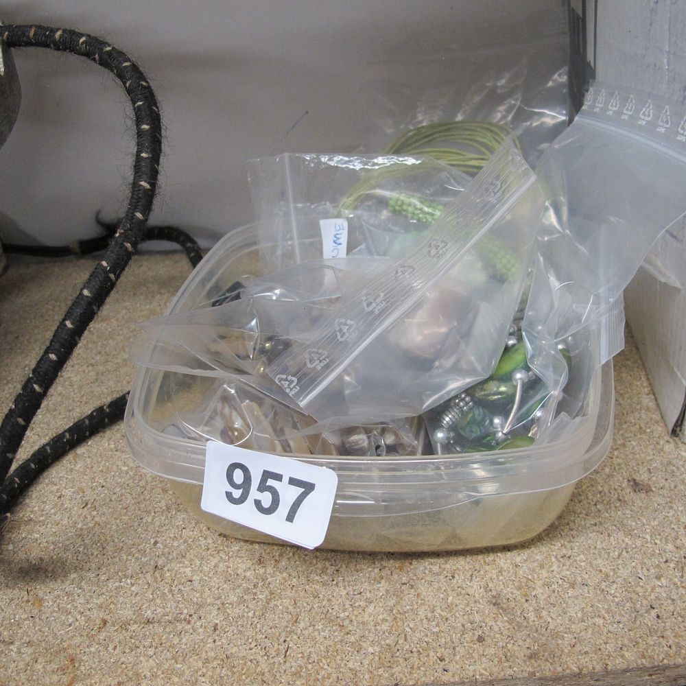 Lot 957: costume jewelry