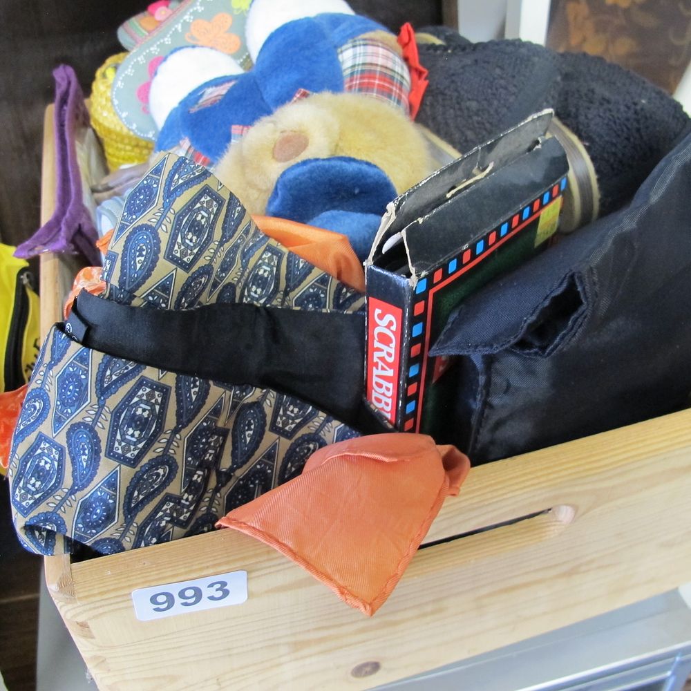 Lot 993: box of misc items