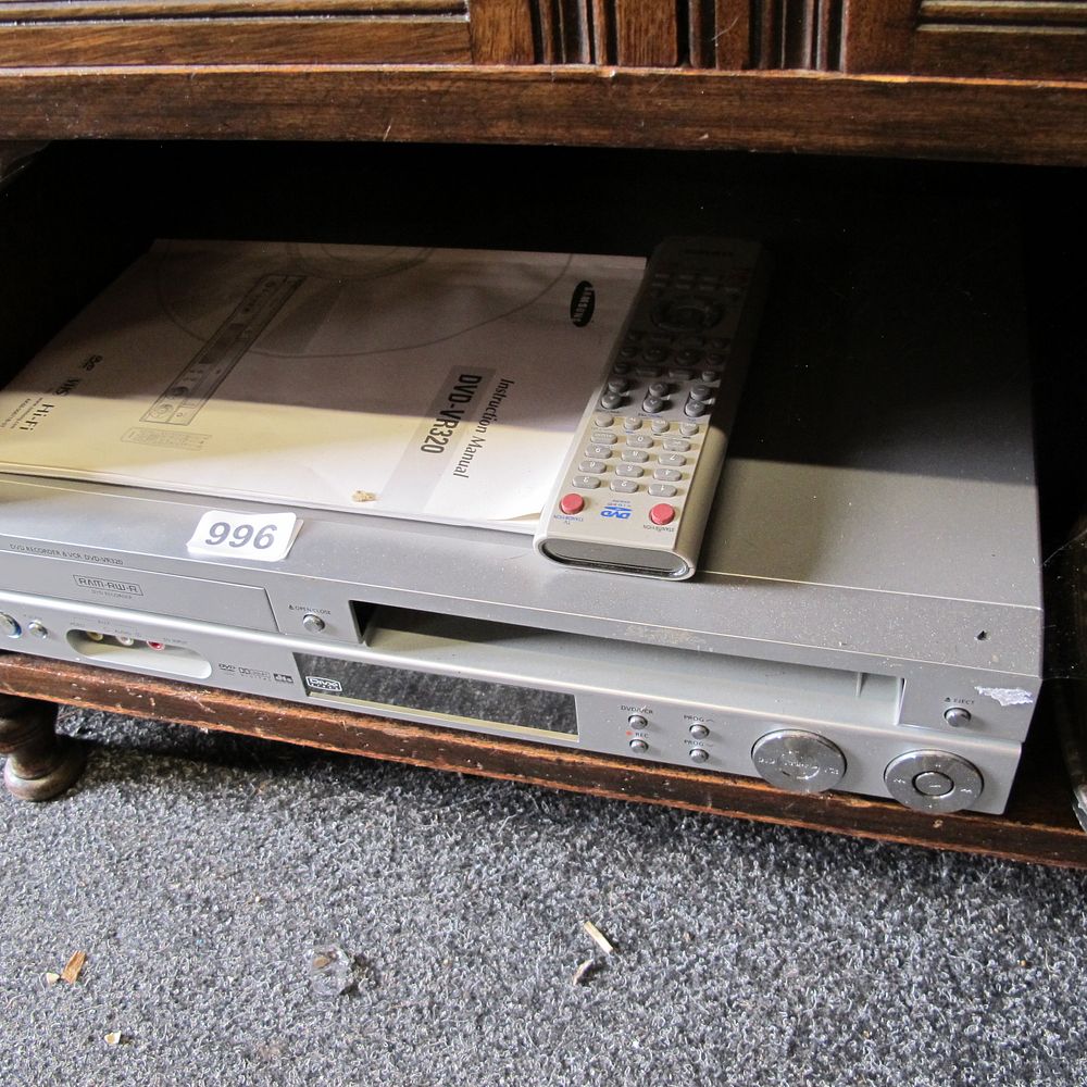 Lot 996: combi VHS and DVD player