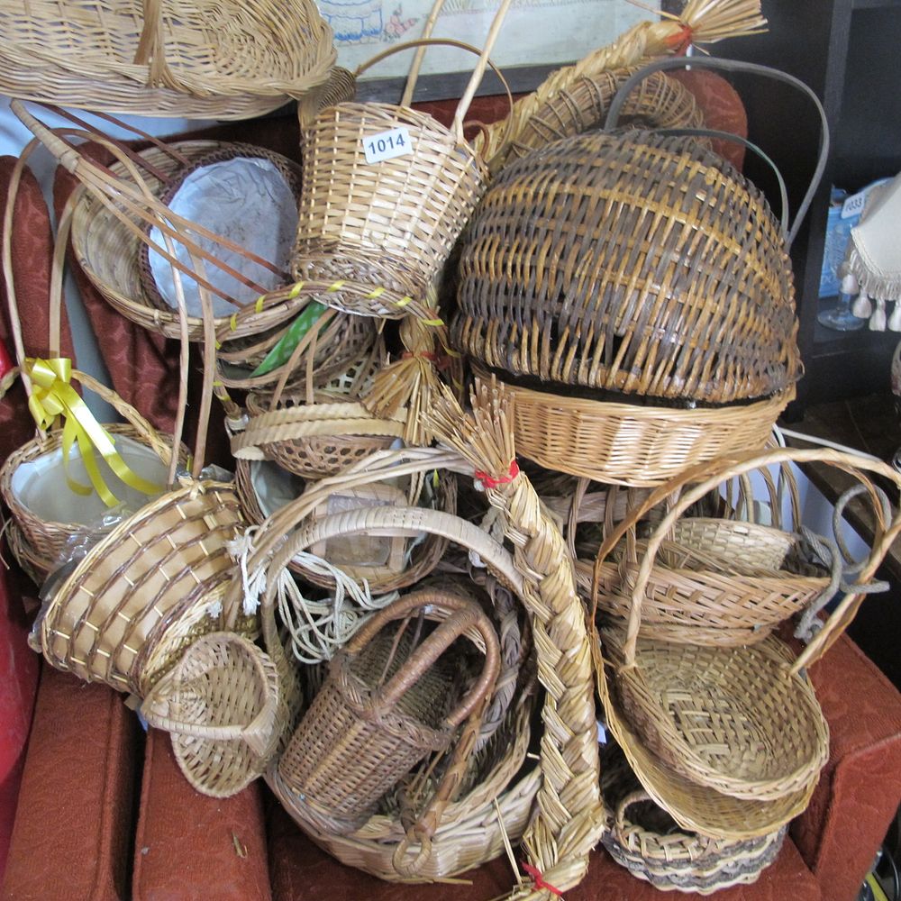 Lot 1014: Job lot of various wicker baskets 