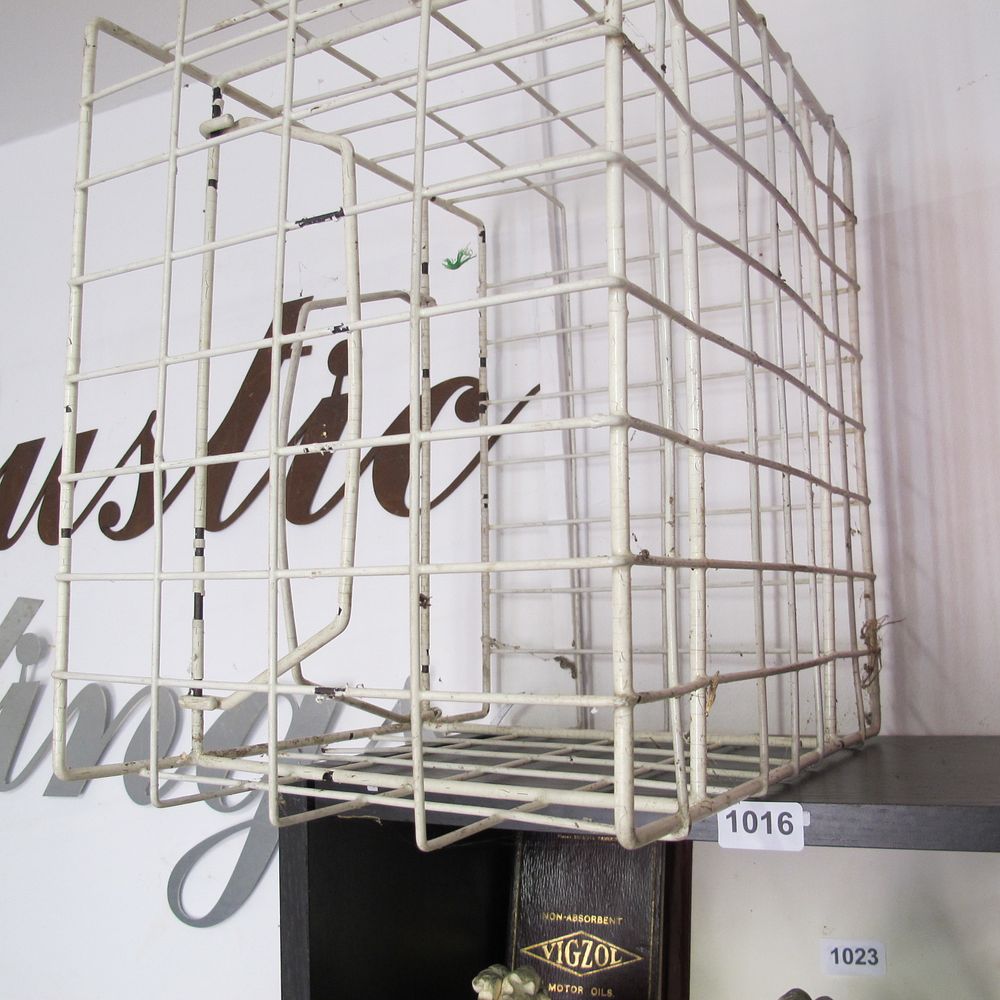 Lot 1016: Metal cage 