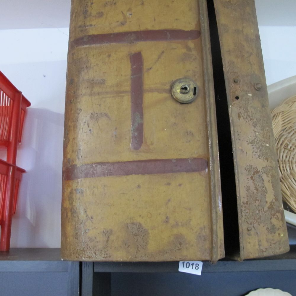Lot 1018: Metal trunk 