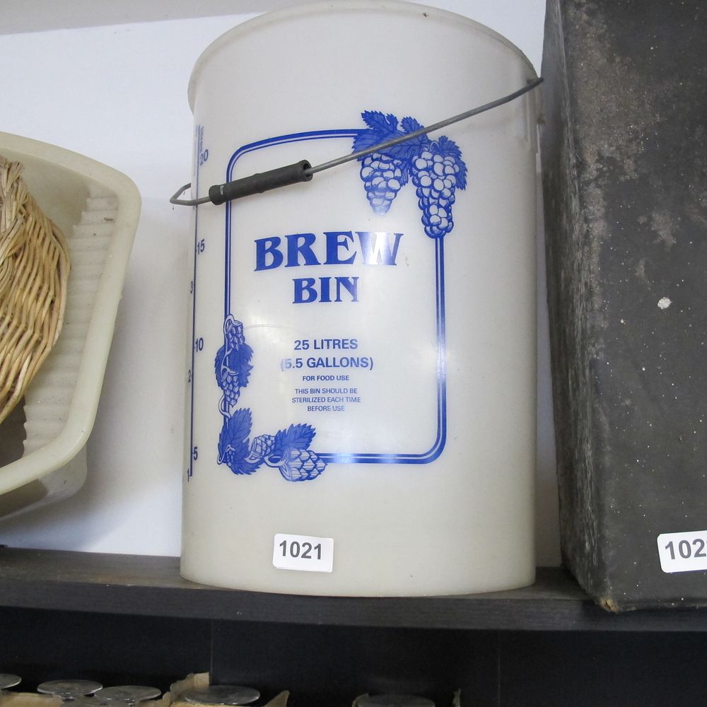 Lot 1021: 25 litre brew bin 