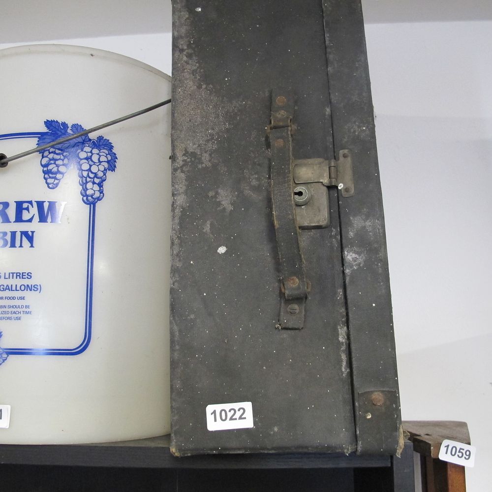 Lot 1022: Vintage suitcase 