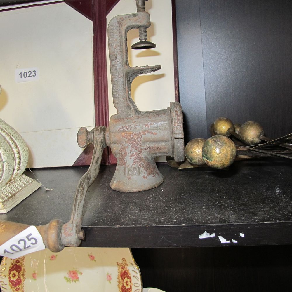 Lot 1025: Meat grinder 